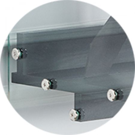 Scriúnna gloine tiomnaithe.